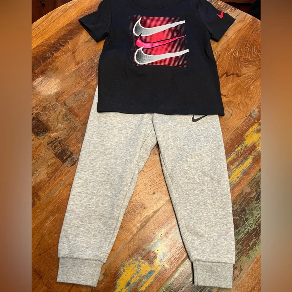 NWT Nike Boys 2 Piece Set